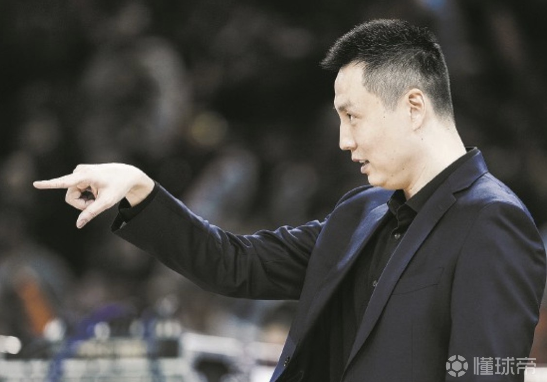 沪媒:上海队创造历史的背后,离不开李秋平为卢伟保驾护航